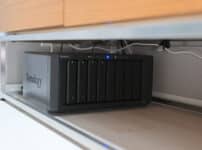 Synology DS1821+をサイドボードの下に設置